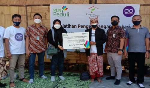 PLN Serahkan CSR Senilai 145 Juta untuk Pengembangan Masyarakat di Kampung Papring Banyuwangi