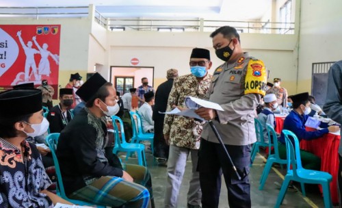 Percepat Herd Imunity, Polres Jombang Lakukan Serbuan Vaksinasi di Ponpes Bahrul Ulum Tambakberas