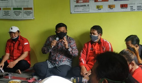 PDIP Surabaya Serahkan Bantuan PIP Jalur Aspirasi DPR RI di Kecamatan Asemrowo