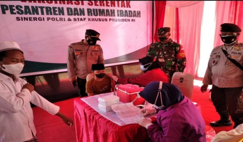 TNI-Polri di Bondowoso Vaksinasi Ratusan Santri, Sembari Sosialisasikan Prokes