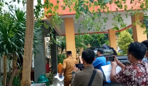 Tak Mau Dikonfirmasi, Kadis Dikbud Bondowoso Kabur dari Awak Media