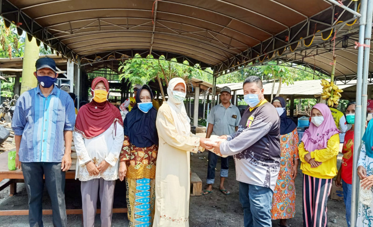 Ketua Komisi A DPRD Kabupaten Jombang Bagikan Ratusan Sembako