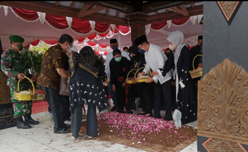 Meninggal, Mertua SBY Dimakamkan di Purworejo