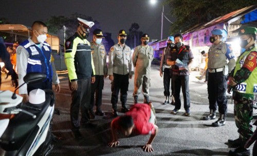 Terjaring Operasi Yustisi Pelanggar Prokes di Jombang di Hukum Push Up oleh Petugas
