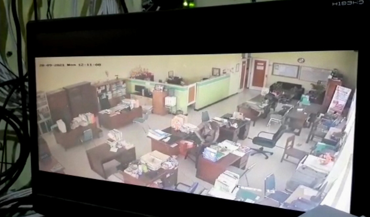 Aksi Pencurian Terekam CCTV, Pria Penjual Madu Gasak HP dan Laptop di Diskoperindag Tuban