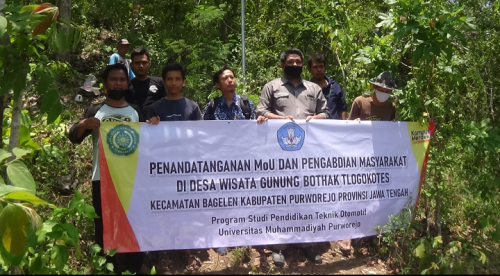 PKM UM Purworejo Bantu Lampu Panel Surya di Gunung Buthak