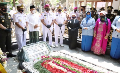 Sambut HUT TNI ke-76, Dankodiklatal Ziarah Makam Gusdur Jombang