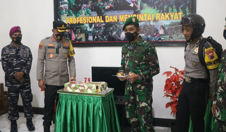 Sambut HUT TNI ke-76, Kapolres Purworejo Berikan Kejutan kepada Dandim 0708