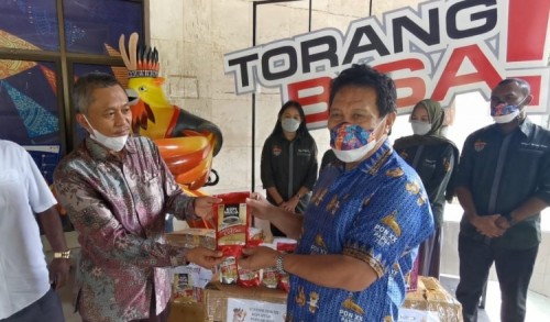 Dukung PON XX Papua, Sekda Puncak Jaya Serahkan 1500 Paket Kopi Dan Buah Merah Asli Mulia