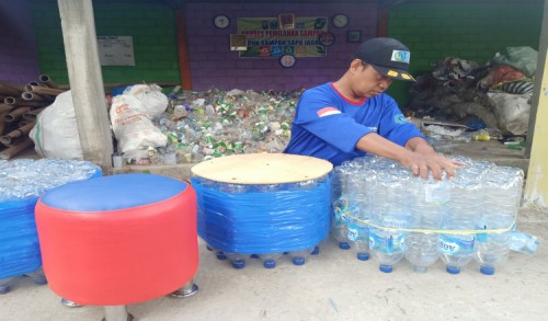 Warga Magetan Ubah Sampah Botol Plastik Jadi Uang