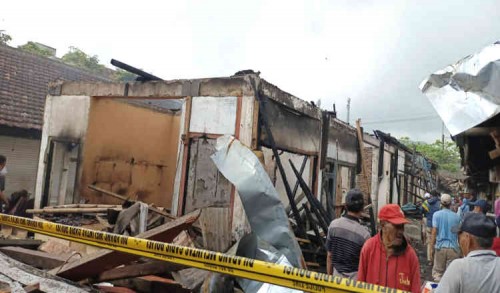 Puluhan Kios di Pasar Kalibaru Banyuwangi Hangus Terbakar