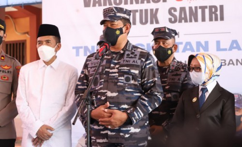 Laksamana TNI Yudo Margono Tinjau Vaksinasi Santri di Ponpes Darul Ulum Jombang
