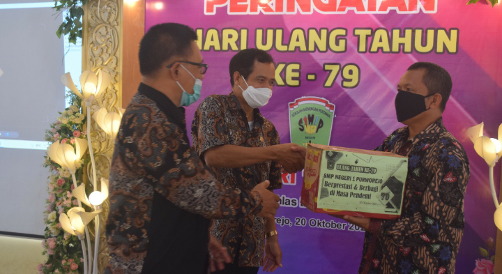 Isi HUT ke-79, SMP N 1 Purworejo Bagikan Ratusan Paket Sembako
