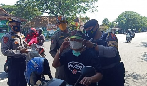 Petugas di Ponorogo Tindak 34 Pengendara Kedapatan tak Pakai Masker