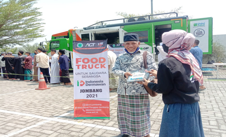 Hari Santri Nasional , ACT Jombang Road Show Humanity Food Truck di Masjid Ar- Royan Jombang