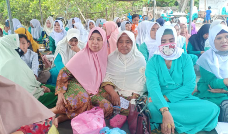 Ratusan Anggota Fatayat NU Balung Jember, Gemakan Sholawat dan Do'a Bersama