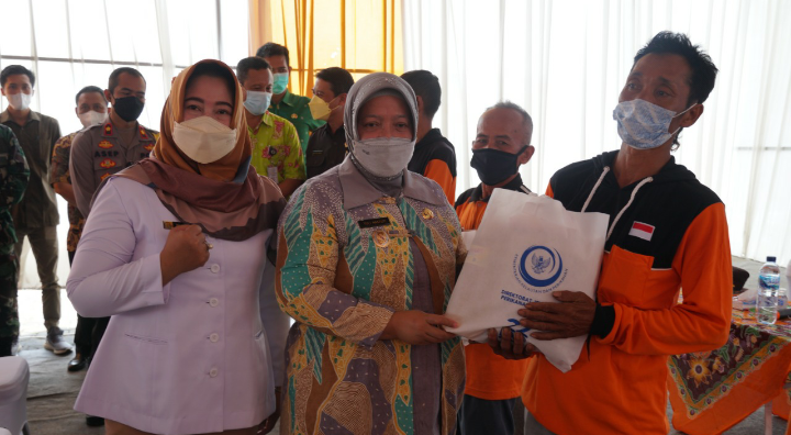 Hari Bhakti Nelayan, Komisi IV DPR RI Beri Paket Sembako kepada Nelayan Purworejo