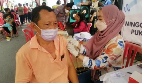 Giat Vaksinasi, Upaya Relawan Wujudkan Herd Immunity Bagi Warga