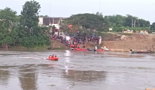 Detik-detik Perahu Terbalik Berujung 6 Orang Hilang di Sungai Bengawan Solo Tuban