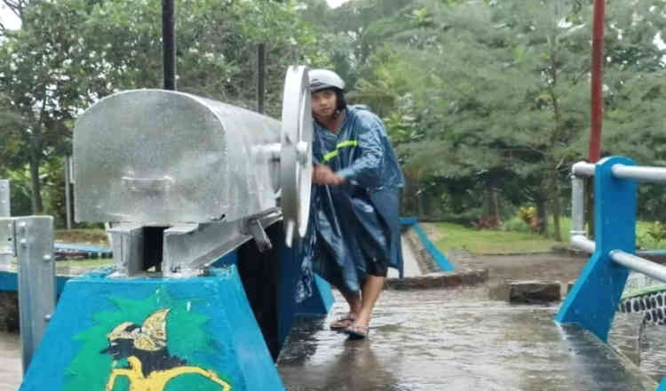 Kerja Keras, Petugas Penjaga Pintu Air Dinas Pengairan Banyuwangi di Musim Hujan