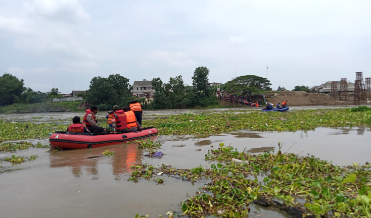 Pencarian Korban Perahu Terbalik di Bengawan Solo Tuban Dihentikan Sementara