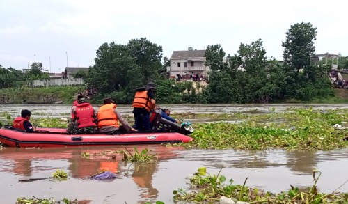 Perahu Penyeberangan Sungai Solo di Tuban Terbalik, 8 Orang Hilang
