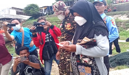 Keluarga Korban Perahu Terbalik Gelar Ritual di Sungai Bengawan Solo Tuban 
