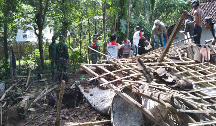 Rumah Nenek 70 Tahun di Banyuwangi Ambruk, Korban Selamat dari Maut