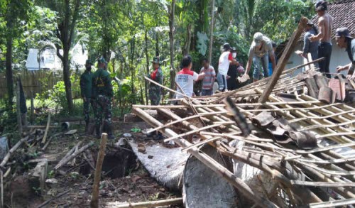 Rumah Nenek 70 Tahun di Banyuwangi Ambruk, Korban Selamat dari Maut