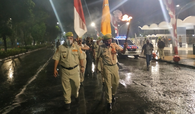 Pemuda Panca Marga Kenang Jasa Pahlawan, Kirab Obor di Dua TMP Surabaya