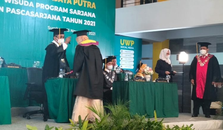 Universitas Wijaya Putra Surabaya Beri Beasiswa Mahasiswa Berprestasi