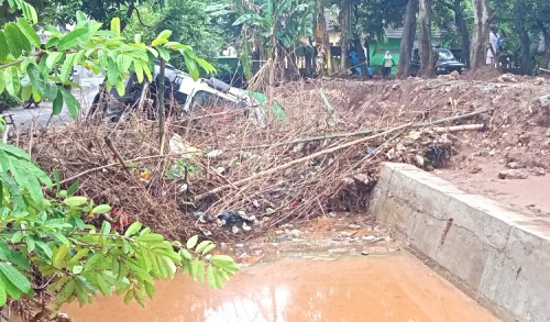 Sungai Tertutup Truk Molen, Warga Desa Sumurgung Tuban Khawatir Banjir