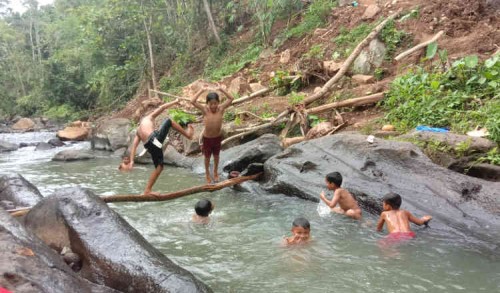 Melihat Keseruan Anak Desa di Banyuwangi Mandi di Sungai, Serasa Dibawa ke Masa Lalu