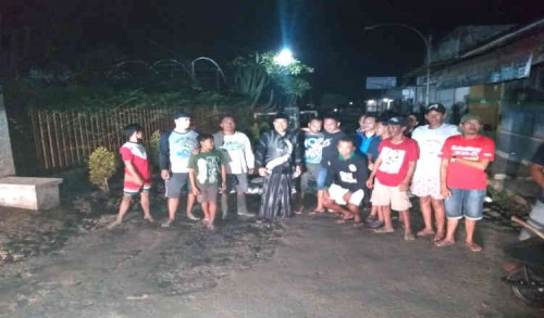 Anggota DPRD Banyuwangi Bersama Masyarakat Gotong Royong Benahi Jalan Rusak Akibat Banjir