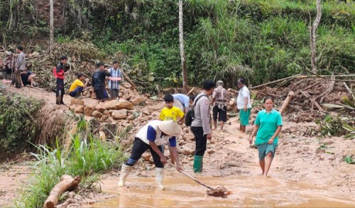 Pasca Longsor di Desa Tugurejo Ponorogo, Warga Tertahan di Pengungsian