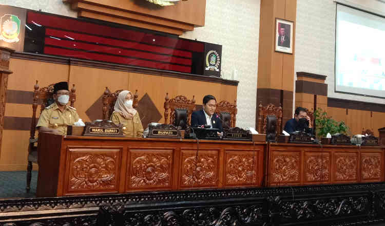 Paripurna DPRD Banyuwangi Penyampaian Nota Pengantar Bupati Atas Diajukannya R-APBD 2022