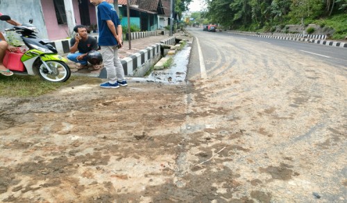 Tanah Berserakan di Jalan Magelang Purworejo Bahayakan Pengguna Jalan