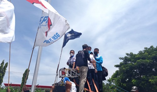 UMK Cuma Naik Rp 6.990, Buruh di Tuban Beri Uang Receh ke Pemkab