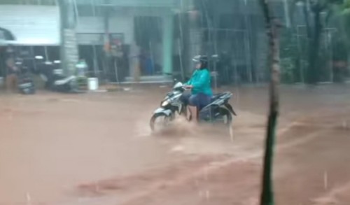 Banjir di Ruas Jalan Protokol Tuban Surut dalam Hitungan Jam