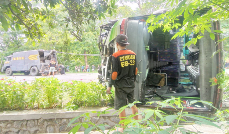 Bus Restu Angkut 26 Penumpang Terguling di Madiun