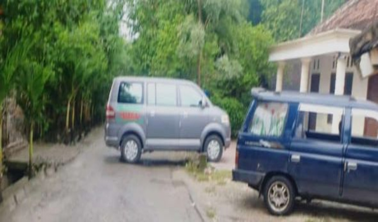 Sering Dilewati Alat Berat, Kades di Bojonegoro Tutup Akses Jalan Poros dengan Mobilnya