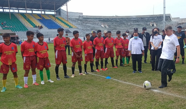 Dubes Inggris Dukung Penuh Pengembangan Sepak Bola di Surabaya