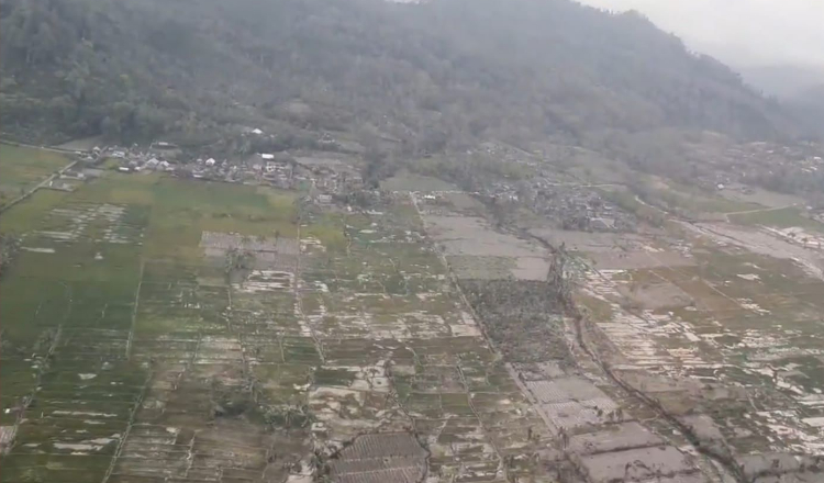 Pakai Helikopter, Bupati Thoriq Pantau Lokasi Terdampak Erupsi Semeru