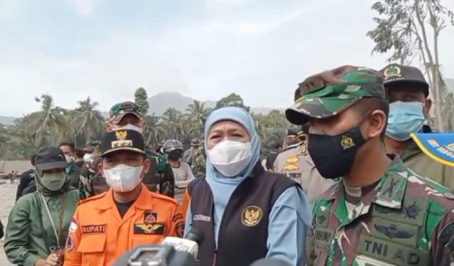 Optimalisasi Penanganan Erupsi Semeru, Khofifah Koordinasikan Kepala Daerah Terdekat Lokasi