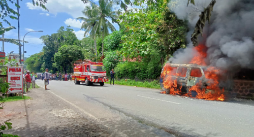 Diduga Konsleting Listrik, Angkot di Purworejo Ludes Terbakar