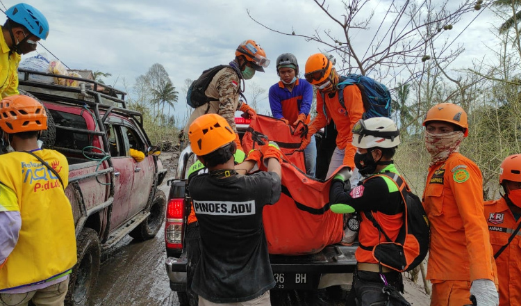 Evakuasi Korban Erupsi Semeru Terus Dilakukan, Korban Meninggal Bertambah