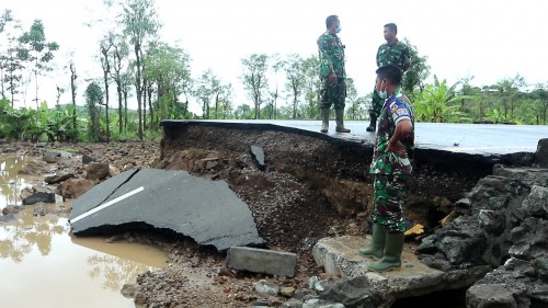Hindari Banjir, Warga Rusak Jalan Awang-Kuta Mandalika