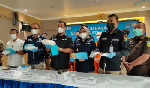 BNNP Jatim Musnahkan 3,2 Kilogram Sabu, Tiga Tersangka Diamankan