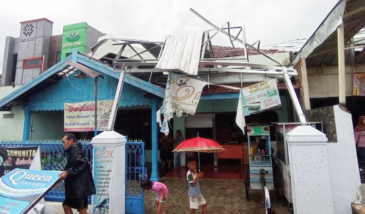 Angin Putting Beliung Terjang Tiga Desa di Madiun, Ratusan Rumah Warga Rusak Parah