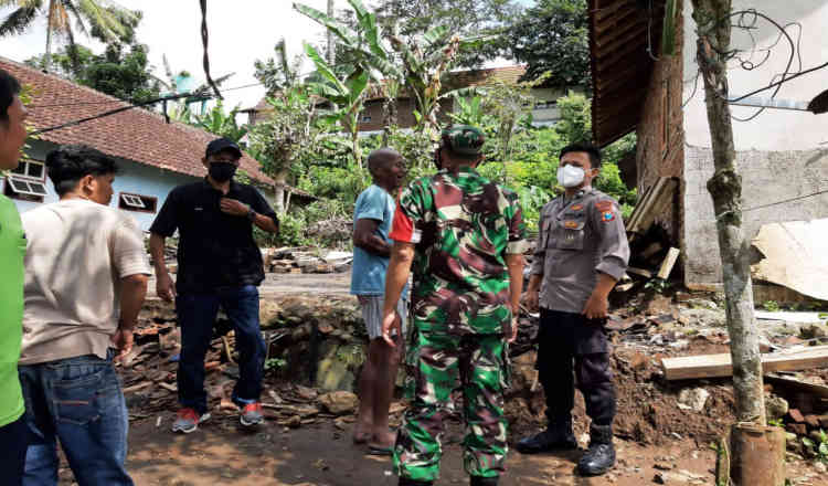 Diduga Korsleting Listrik, Satu Rumah di Kalibaru Banyuwangi Ludes Terbakar